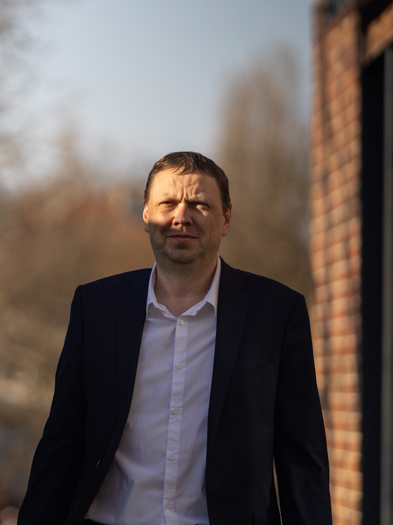 mecenas koło budynku sądu